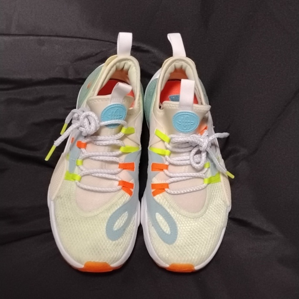 Stylish Women's Athletic Shoes in Cream and Blue - Picture 4 of 16
